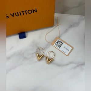 ❌SOLD❌🔥NEW! Louis Vuitton•Essential V Hoop Earrings